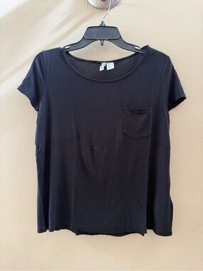 Preloved Women’s Black Short Sleeve Pocket Tee Size Medium